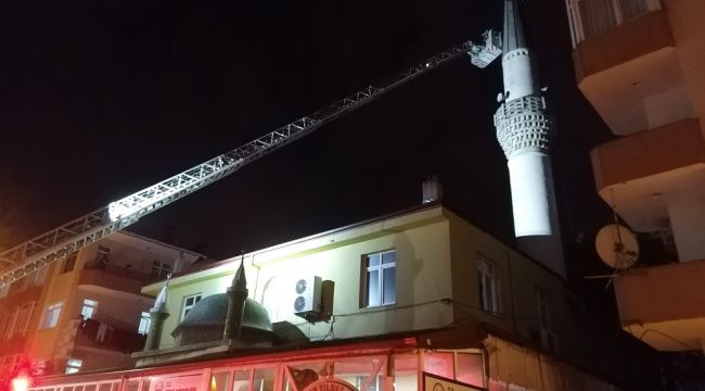 Cami minaresinden sarkan sac levhayı itfaiye indirdi