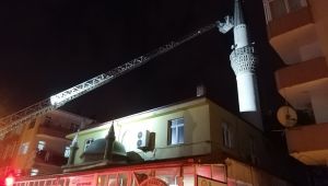 Cami minaresinden sarkan sac levhayı itfaiye indirdi