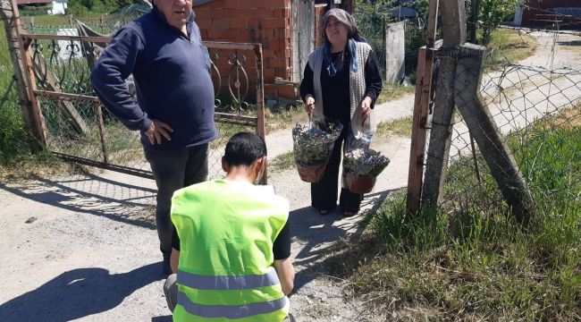 Çiftçiler Günü’nde köy sakinlerine çiçek hediye etti