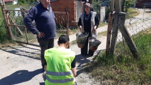 Çiftçiler Günü’nde köy sakinlerine çiçek hediye etti