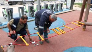 Çocuklar eğlensinler diye parklar onarılıyor