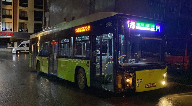 Darıca'da belediye otobüsü ile otomobil çarpıştı