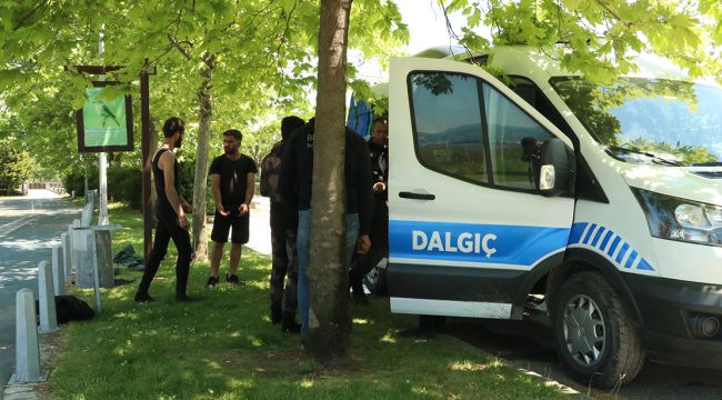 Denizin ortasında kaçacak delik aradılar