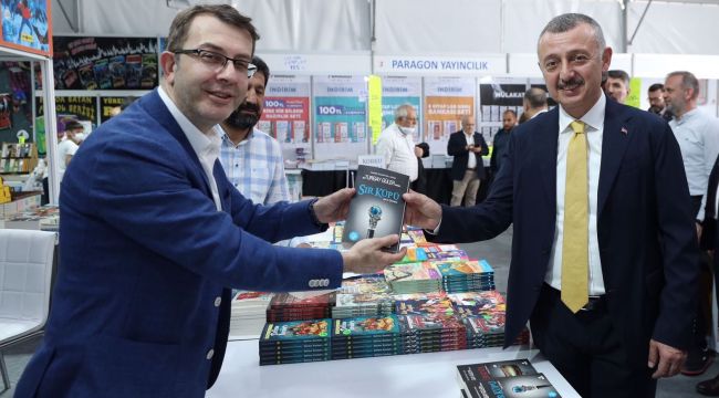 Duayen gazetecilerden Kitap Fuarına tam not