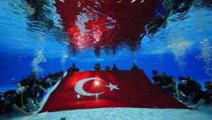 Engelli dalgıçlardan bayrak şov