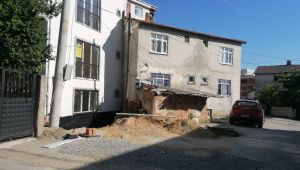 Evine balkon yapmak isterken düşüp yaralandı