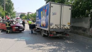 Gebze’de kamyonet ile otomobil çarpıştı: 1 yaralı