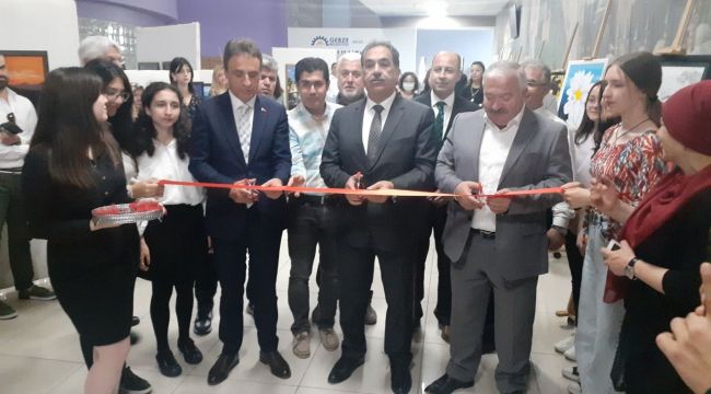 Genç ressamların resimleri sergilendi