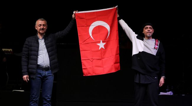 Gençler 19 Mayıs’ı Ünlü Rapçi Cezayla kutladı