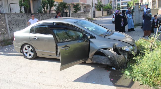 Hafif ticari araç ile otomobil çarpıştı: 2 yaralı