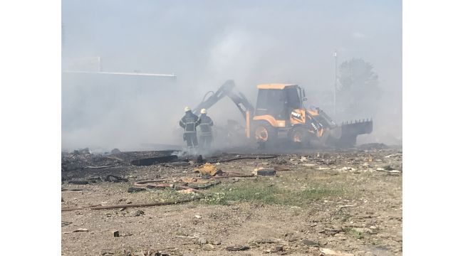 Hurdalar yandı, gökyüzünü simsiyah dumanlar kapladı