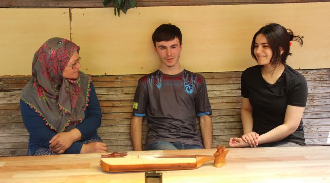 İki gözü görmese de yapamadığı şey yok