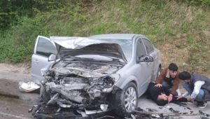 İki otomobil kafa kafaya çarpıştı: 2 yaralı