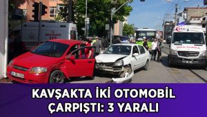 Kavşakta iki otomobil çarpıştı: 3 yaralı