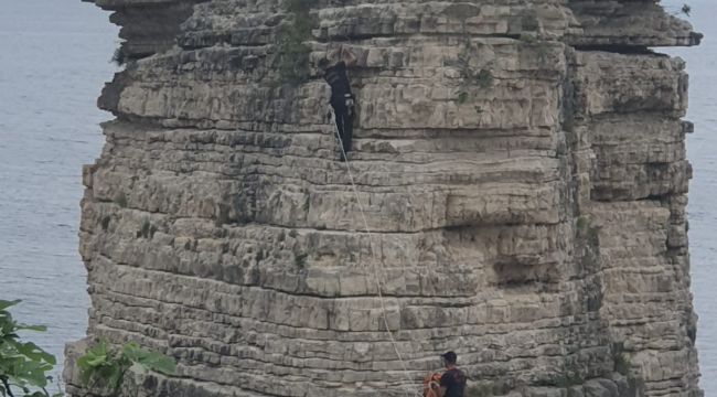 Kayada mahsur kalan genci itfaiye ekipleri kurtardı