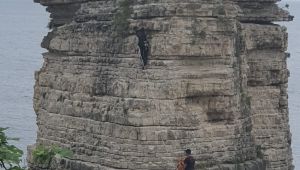 Kayada mahsur kalan genci itfaiye ekipleri kurtardı