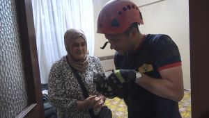 Kurtarılmasını sağladığı yavru kediyi sahiplendi