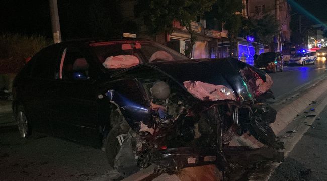 Önce direğe sonra refüje çarptı