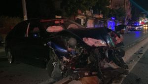 Önce direğe sonra refüje çarptı