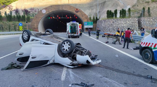 Otomobil, yol bakım aracına çarpıp takla attı: 6 yaralı