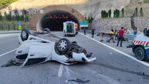 Otomobil, yol bakım aracına çarpıp takla attı: 6 yaralı