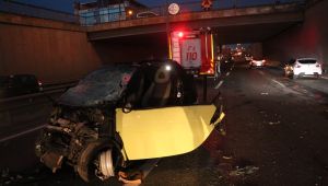 Seyir halindeki tıra çarpan otomobilin sürücüsü sıkıştı