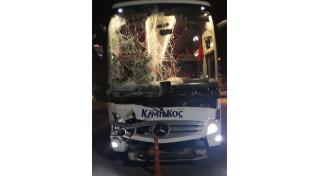 Tıra çarpan otobüsteki yolcular faciadan döndü