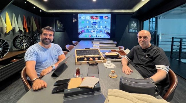 Ünlü çikolata ihracatçısı ile otomobil tasarımcısı bir araya geldi