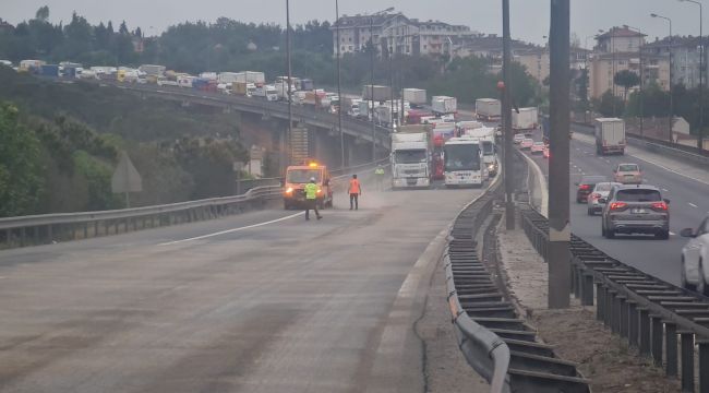Yola dökülen mazot, yoğun araç kuyruğu oluşturdu
