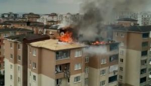 Binanın çatısı alev alev yandı!