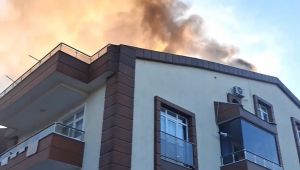 Çatı tadilatı yapılan apartmanda yangın çıktı