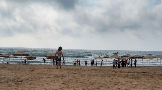 Dalgalı denize giren 7 üniversite öğrencisinden biri hayatını kaybetti