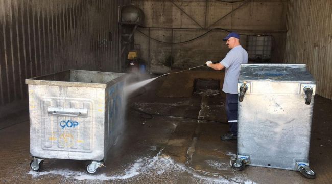Darıca’da çöp konteynerleri düzenli olarak yıkanıyor