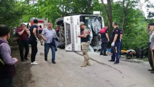 Dekanları taşıyan otobüs kaza yaptı: 1 ölü, 19 yaralı