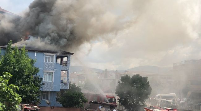 Elektrik tesisatından çıkan yangın binayı sardı