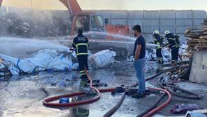 Geri dönüşüm deposu alevlere teslim oldu