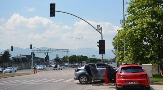 İki otomobil çarpıştı, araçlar trafik ışıklarını bozdu