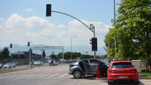 İki otomobil çarpıştı, araçlar trafik ışıklarını bozdu