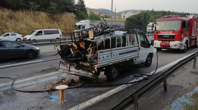 Kamyonetteki ahşap malzemeler küle döndü
