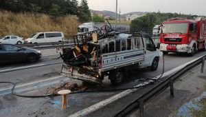 Kamyonetteki ahşap malzemeler küle döndü