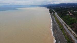 Karadeniz’in rengi değişti, görüntü şaşkına çevirdi