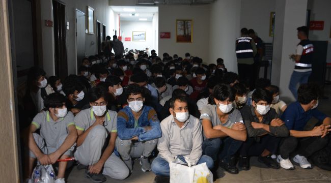 Kocaeli’de 136 düzensiz göçmen ülkesine gönderildi