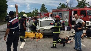 Kocaeli’de 3 otomobil birbirine girdi