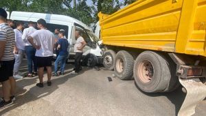 Kocaeli’de işçi servisi ile kamyon çarpıştı: 7 yaralı