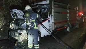 Kovan yüklü kamyonet yandı, arılar son anda kurtarıldı