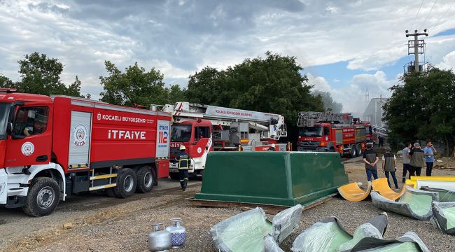 Ormanlık alandaki fabrika alevlere teslim oldu