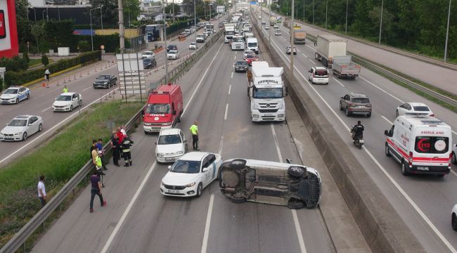 Otomobil takla attı, kilometrelerce kuyruk oluştu