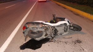 Otomobille çarpışan motosiklet savruldu: 1 yaralı