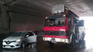 Suda mahsur kalan aracın yardımına ekipler koştu