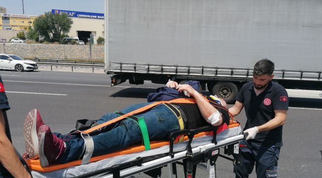 TEM'de motosiklet bariyerlere çarptı: 2 yaralı